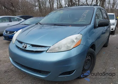 2010 Toyota Sienna Le z USA, uszkodzony, nr VIN 5TDKK4CCXAS335927